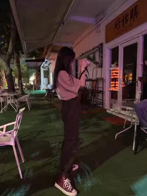 鞋子质量很好，做工精细，穿着合脚，很轻盈走路很舒适，版型百搭流行，点赞