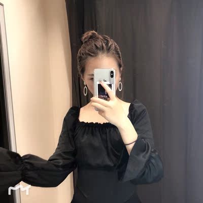 很好看呢 后面是绑带的蝴蝶结 很可爱又很性感呢 喜欢哦 前面领口是小方领很显瘦呢 带个项链太完美啦！