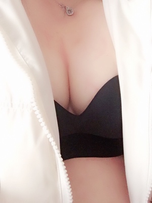 到货了，物流很快，包装结实，款式简单大方，做工精细，淘宝看了好多家，最后选了这家，没有让我失望，一滴一点不下滑，主要里面气垫，真的把我的A胸变了c，超级满意，客服服务好，推荐尺码大小正好，一次满意购物