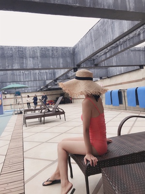 两件套搭配一个网纱罩衫，很满意啦，微胖可以遮肉，也不怕漏啦