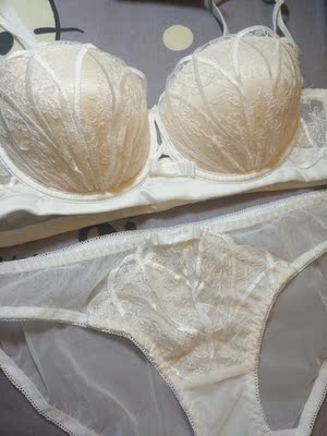 内衣收到了  很好看  很漂亮 穿上也很舒服  很图片一样   质量不错 做工精致  价格实惠  喜欢的不要犹豫哦   宝贝与卖家描述的完全一致  物超所值  发货很快 包装完整   收到很满意  喜欢   好评哦   好评  好评  好评  好评  好评  好评 好评  好评  好评  好评  好评  好评