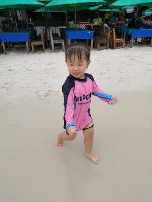 很合身，一套搭配穿很漂亮，和姑娘亲子装，很抢眼，料子不错，就是裤子裆部是需要里边再穿一个的，大人给配了一条内裤内衣，小孩儿子的就没有，需要自己配个内裤，内衣就不用了，上海边防嗮神器，而且还不热，干的快，又漂亮，推荐购买，小孩子的还给配个同款帽子，大人没有，希望商家可以搭配完美些