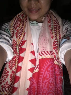 红色也大爱，很好搭衣服。适合冬天这个季节。这个红色非常不错。很耐看。料子也很好。柔软细腻。棒。