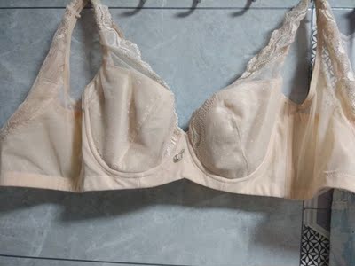 双十二买的发货也快，价格相当实惠啊!内衣没有难闻的味道，质量还可以，穿着很合适，很舒服，很满意。