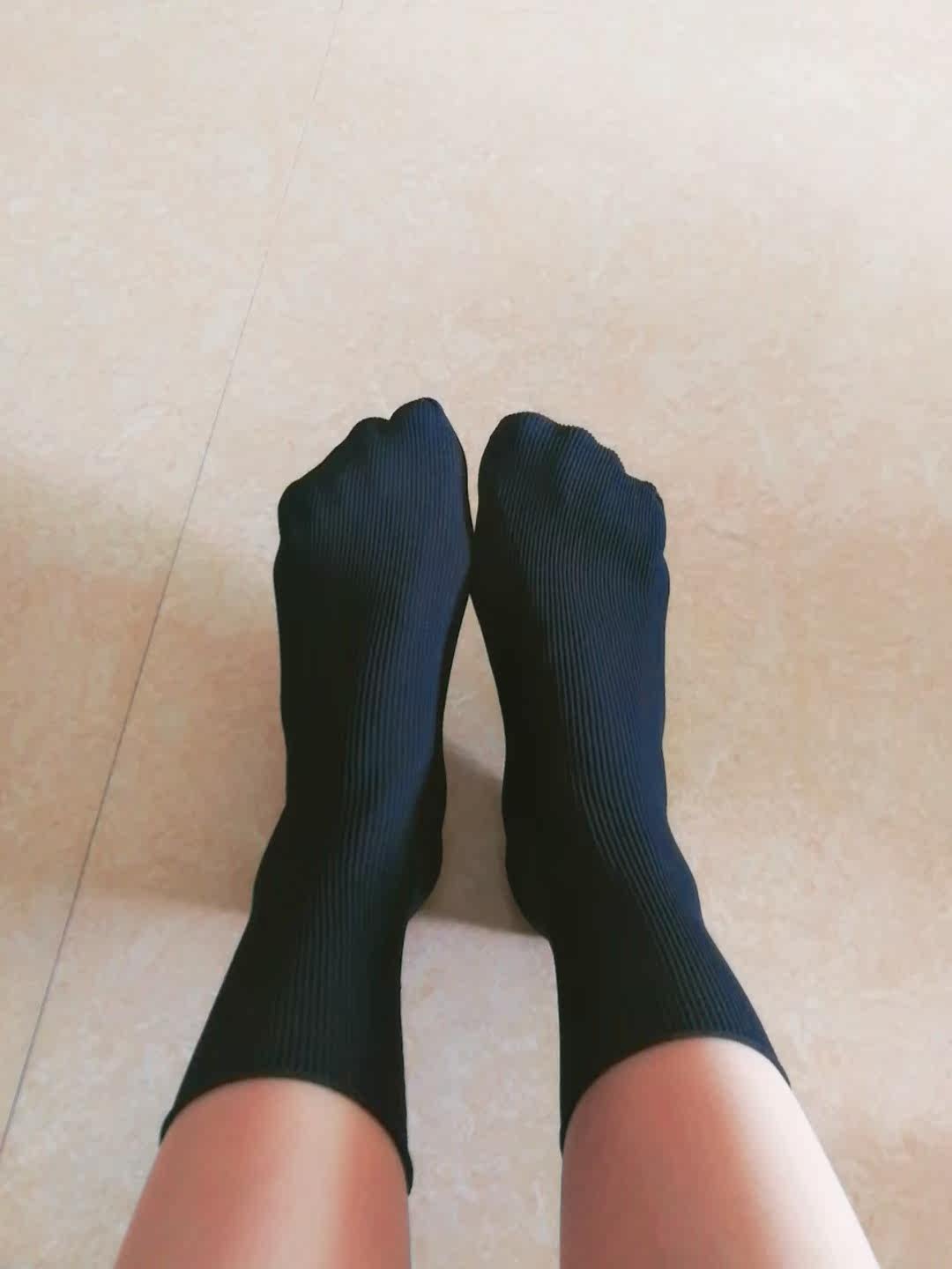 袜子很好,薄薄的,很适合夏天,穿上很穿舒,透气,满意!