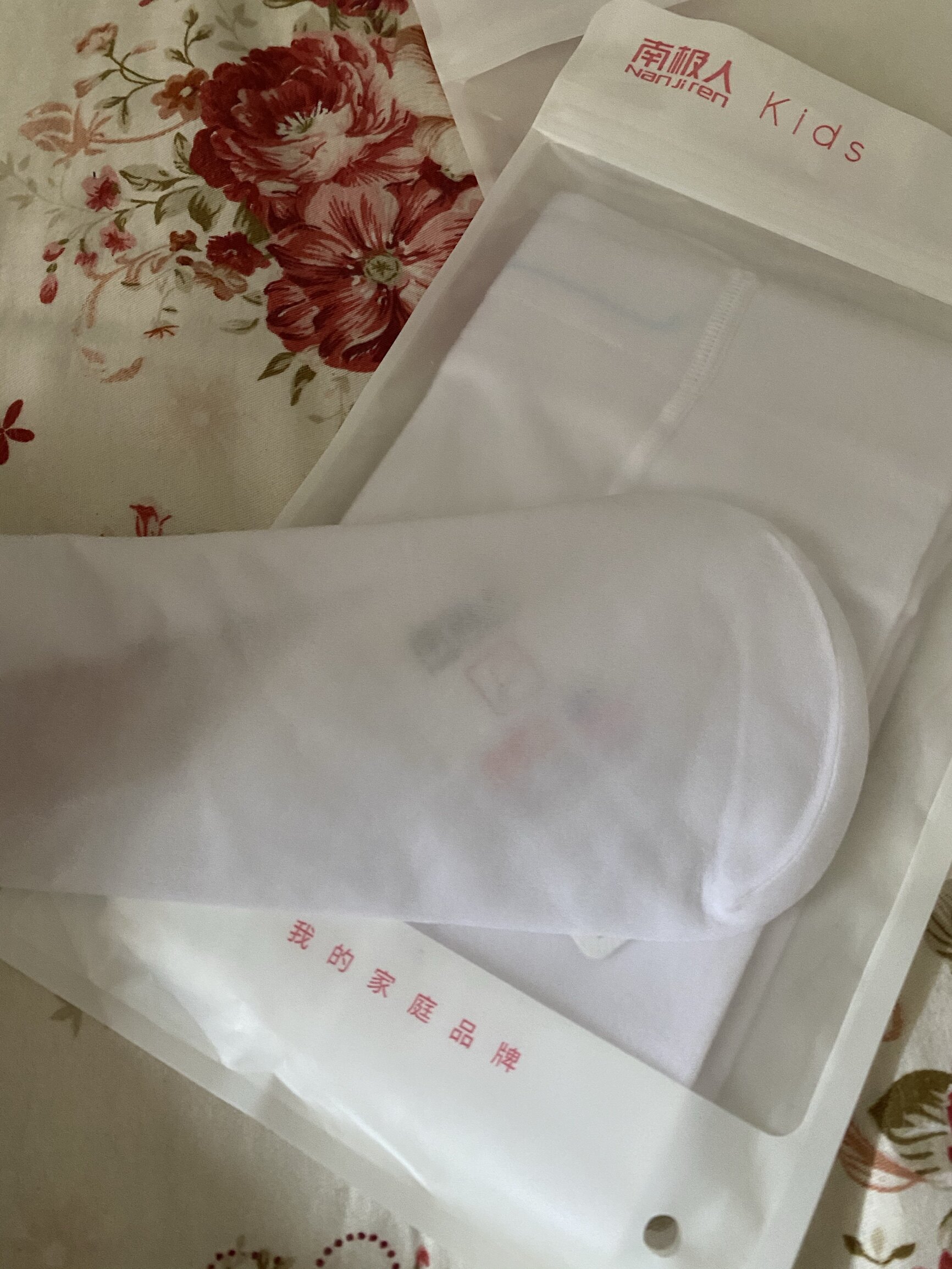 袜子收到了,很薄.买来跳舞穿的,质量还不错,穿了一天 没起球 不挂丝