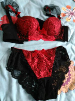 实物是大红的，由于冷开了暖灯，所以拍出来的颜色和实物差距有点大，很漂亮，一直想找一款红色的内衣，如果只是纯粹的大红色，未必会有黑红结合的经典耐看