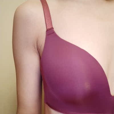 内衣收到了，和图片上的一模一样的，颜色是拍的这种，这个颜色收到也很喜欢，布料穿着确实比普通内衣轻，不嘞上身舒服！