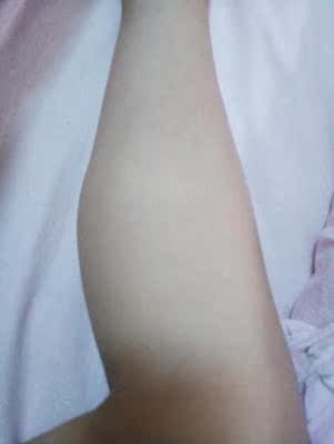 脱毛膏很好很喜欢。产品是正品，包装也好，汗毛脱的很干净不留根。用了有段时间了，腋下的毛发越来越少了。没看到起红疹也没过敏。跟卖家描述的一样。这款朋友推荐的，毛脱的很干净不留根，用完真的很温和，不刺激