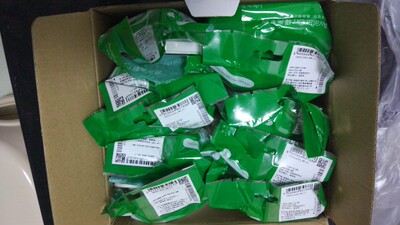 面板和插座收到了，型号和数量完全正确，一个不多一个不少。感觉施耐德的做工还是不错的。每个插座面板用塑料袋单独包装，不像西门子每个都有一个纸盒子。每个类型的插座和面板都拆开了一个来检查，开关面板的手感还是不错，取下来很方便，不需要专门的工具，以前用的面板需要一字改刀才能撬下来。希望插座面板内部不要有什么问题。