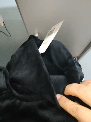 挺厚的。比图片款要厚一点。质量不错手感很滑。洗了微微脱色。不掉毛。挺保暖的