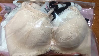 内衣很好穿。没有气味。不勒，穿着很舒服。但同一款内衣居然吊牌和包装不一样。