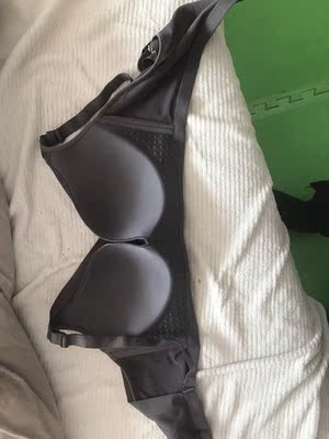 很舒服，一点味道都没有，对于我个鼻子过敏的人来说。滑滑的，不薄也不厚，对胖胖的人来说是福音呢！