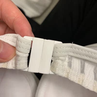 扣子很松，扣不牢，M号L号都是一样的通病，可能是因为这个设计的问题！看在款式的份上就不纠结了，这扣有点对不起这个价格，其他都还好