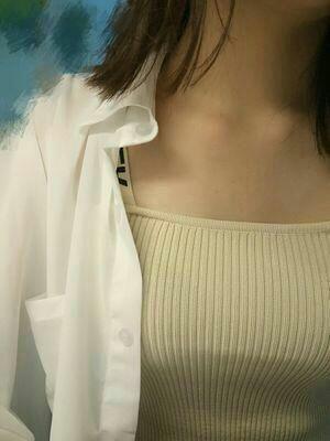 这款丰胸霜真的不错，吸收效果也特别好，涂开按摩几分钟就渗进皮肤了，很滋润不粘糊，还有一股淡淡的清香味，真的很喜欢，用起来舒服，最重要的是胸部有了很大的变化，紧致了，也丰满了，很喜欢。