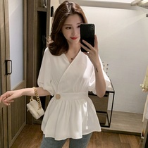 The snow-spirited shirt dress woman's new design in summer 2022 V-collar waist and white short-sleeved top