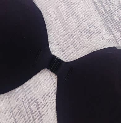 质量很好，面料很光滑，不是那种黏腻的胶面。也有型哦～这个价格真心不贵。