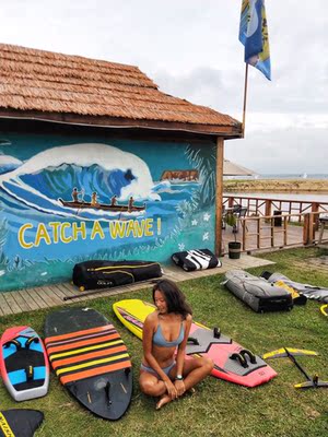 嗯～比较偏运动的款式，而且亮点都在背面。一般海浪较大的时候，我都会选择背部交叉绑带的比基尼，因为很安全不用担心肩带移动。裤子的皱褶设计也很心机，yukari的裤型都很棒，独特的剪裁，很适合亚洲人的身材，穿上就会有效果。好评！期待双12新品上市。