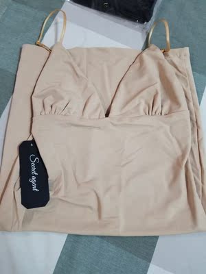 买了2件不同色,料子类似冰丝,挺凉爽,尺码可以,事业线露的比较多,别的都好。赶上1111也有点优惠,发货很快! 买了2件不同色,料子类似冰丝,挺凉爽,尺码可以,事业线露的比较多,别的都好。赶上1111也有点优惠,发货很快!