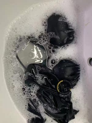 质量觉得还是很好。店家建议我不用洗衣液清洗,但是我洁癖,用洗衣液浸泡半个小时后,洗了5次的,没有掉色的情况。 质量觉得还是很好。店家建议我不用洗衣液清洗,但是我洁癖,用洗衣液浸泡半个小时后,洗了5次的,没有掉色的情况。