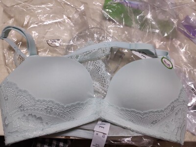 趁着双十一一起买了四件，都试过了，挺好穿的！双十一比较优惠，所以一口气买了四件，划算！！！质量很好，不错！！！！