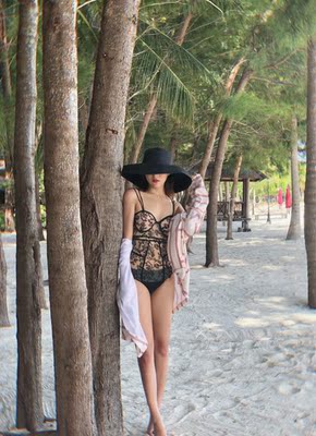 泳衣超性感的！格调特别高～完全不会撞衫！还很显身材遮肚子上的肉～很喜欢，朋友都说好看哈哈哈哈买到这么好看的很开心～