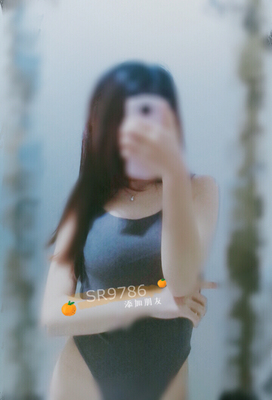 刚开始对这件衣服期待挺大的,毕竟价格那么贵觉得质量应该不会差,但是收到后挺失望的,看图片就知道了胸口那里不知道为什么会松一块出来,我本来就是买来拍照用的,感觉挺影响美观的,不过后背的设计还挺好看的,总体感觉一般吧 刚开始对这件衣服期待挺大的,毕竟价格那么贵觉得质量应该不会差,但是收到后挺失望的,看图片就知道了胸口那里不知道为什么会松一块出来,我本来就是买来拍照用的,感觉挺影响美观的,不过后背的设计还挺好看的,总体感觉一般吧