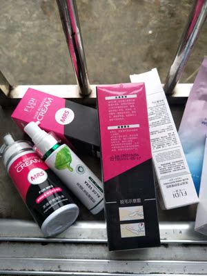 买的时候还在考虑会不会不好用，脱不下来，会不会过敏，报着试试的心态，没想到挺好用的，淡淡的香香的味道，不刺鼻，也没有过敏，没有不舒服，我先试用了腿上的一点，真的脱下来了，没有毛发的地方真干净，下次再试试腋下，会继续使用的，满意。