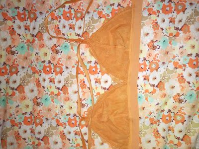 穿上超级显白 虽然穿着有点麻烦 但是好漂亮 我觉得应该不会凸点 因为正好中间有个缝