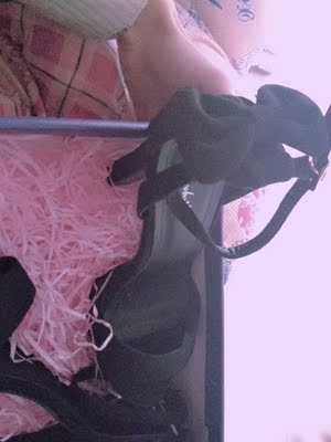 鞋子很好看，这是包装后的样子很漂亮，做礼物正好，很喜欢