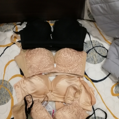 趁活动多屯几件。这个料子的好薄的，是夏天的款式。当时也没看只管挑喜欢的了。那就等夏天再穿吧😄