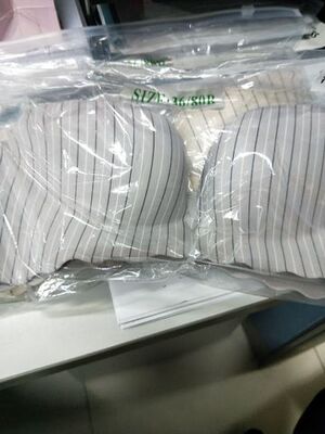 买了两件，收到货就试了一下，试完就下水洗了，不掉色也不变形，无钢圈出门携带也方便！穿着合适很舒服，店家很贴心还送了加长扣，专卖店的无痕内衣都有点贵，没想到这家无论是价格和效果都比想象的要好，需要还会再来购买！推荐给大家！是无钢圈的，特别舒服，大小正合适，喜欢的朋友们可以马上下手，今天收到货后，刚刚也手洗了，不褪色，特别柔软，喜欢的朋友们不用犹豫了，就选他家吧??。等穿一阵再过来追评。不会扎肉，材质很好，柔软而又容易变形的感觉，很舒服，有需要还会再来，