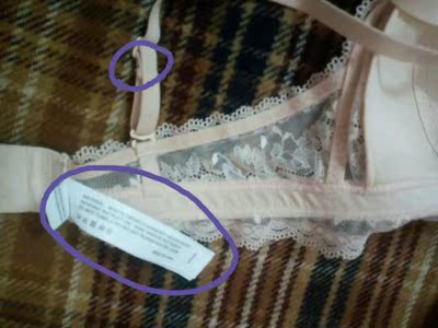 第一次买这种蕾丝内衣,精致可爱,很好看,穿着舒适贴身。 码数偏小,70b,m码扣最后一排扣。罩杯是薄薄的一层海绵,外面一层蕾丝,两层是分开的。有待改进的有两点,一个是标签是细长的那种,内衣穿好之后,需要整理,把标签掖里面,不然会耷拉在外面,准备剪掉。另一个是做工有线头(这个内衣做工复杂一些),主要在接口处,缝制方法是压线,也就是没有挽结,剪的时候小心一点,不然容易开线,为了避免开线,还是能不剪就不剪吧。38.9划算,已收藏,推荐购买。 第一次买这种蕾丝内衣,精致可爱,很好看,穿着舒适贴身。 码数偏小,70b,m码扣最后一排扣。罩杯是薄薄的一层海绵,外面一层蕾丝,两层是分开的。有待改进的有两点,一个是标签是细长的那种,内衣穿好之后,需要整理,把标签掖里面,不然会耷拉在外面,准备剪掉。另一个是做工有线头(这个内衣做工复杂一些),主要在接口处,缝制方法是压线,也就是没有挽结,剪的时候小心一点,不然容易开线,为了避免开线,还是能不剪就不剪吧。38.9划算,已收藏,推荐购买。