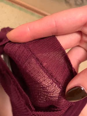 很满意,弹力比较大,微透的分寸掌握的恰到好处,回头率很高。这一款建议大家选一个颜色,而且请一定买买两件,因为很娇气,很容易被刮破,酒红色被我的高腰裤子拉链上的钩子勾住了,然后不小心一拉扯就成了一个洞。不多说了,趁有货我去囤几件,万年不过是的打底。 很满意,弹力比较大,微透的分寸掌握的恰到好处,回头率很高。这一款建议大家选一个颜色,而且请一定买买两件,因为很娇气,很容易被刮破,酒红色被我的高腰裤子拉链上的钩子勾住了,然后不小心一拉扯就成了一个洞。不多说了,趁有货我去囤几件,万年不过是的打底。