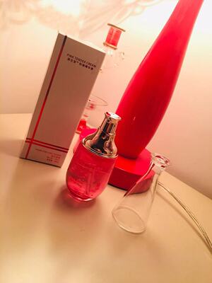 我的私处是属于天生比较黑，但是马上要结婚了，怕老公误会，就买这个产品回来试一试。还真不错，现在私处都不是那么黑了，粉粉的.