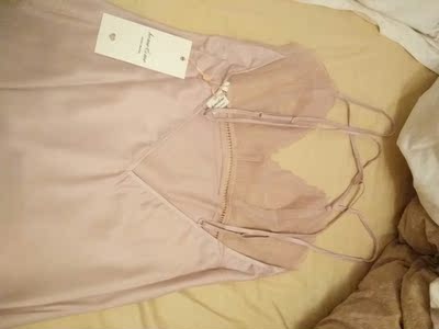 双十一买了绿的,结果颜色很深,显老气,就换了粉色,很好看。胸部两层薄纱,略透,在房间里穿可以。面料丝滑,但是有线头,希望做工再好点。 双十一买了绿的,结果颜色很深,显老气,就换了粉色,很好看。胸部两层薄纱,略透,在房间里穿可以。面料丝滑,但是有线头,希望做工再好点。