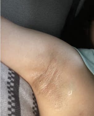 脱的很干净，也没有啥刺激的，效果实在太棒了。这款性价比很高，主要用过后感觉特别清爽，很好的一款产品.特意用过以后才来评价，无痛脱毛也脱得干净，赠送的刮板很趁手，涂抹后，等时间到了刮，全程不脏手，毛脱得也比较干净，然后再用下没过敏，而且脱的非常干净