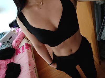 穿上很舒服 压迫感很小 但是右边肩带好像会滑落