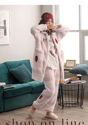 从众多睡衣中脱颖而出,让我一眼看中,并立刻拍下你家两件不同款式的睡衣,一件睡袍,一套长款睡衣。两款睡衣颜色和款式都美爆了,超级喜欢,都没和女儿说,就立刻付款帮她买了。事后告知女儿,她说我是冲动购物,价格高还买了两套。事实证明,我的选择没错,收货后女儿很喜欢,说除了贵,没毛病。。。 从众多睡衣中脱颖而出,让我一眼看中,并立刻拍下你家两件不同款式的睡衣,一件睡袍,一套长款睡衣。两款睡衣颜色和款式都美爆了,超级喜欢,都没和女儿说,就立刻付款帮她买了。事后告知女儿,她说我是冲动购物,价格高还买了两套。事实证明,我的选择没错,收货后女儿很喜欢,说除了贵,没毛病。。。