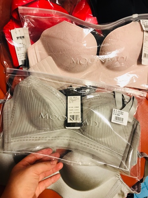 宝贝非常喜欢～穿上舒服。收到货里面有独立的包装袋，卖家贴心的把商品信息给划去了避免了收快递的尴尬哈哈哈哈哈，衣服收到后打开满满的惊喜，这一次性买了6件，真的是非常喜欢小梦家的内衣，款式非常的不错，关键是没有钢圈的内衣穿上对身体特别的好，没有束缚的感觉，都感觉自己没有在穿内衣了无束缚感，内衣的材质特别柔软亲肤透气而且弹性很好，，试了一下很舒服，客服推荐的码很合适，直播间里的美女很耐心询问各种尺寸有无副乳问题，关键价格便宜，非常完美，祝卖家生意兴隆感谢卖家。