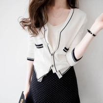 2021 Fall new long sleeve sweater knit cardiovert woman short white V neckline blouse with a slim coat