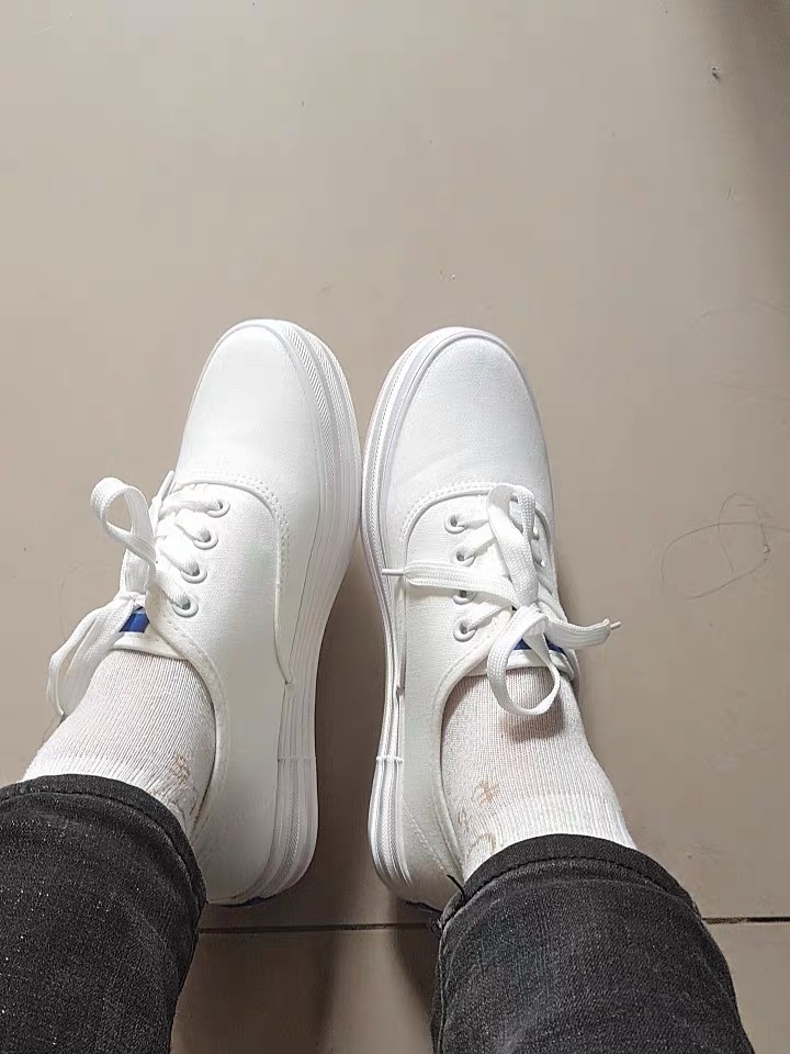 终于可以放肆买白色鞋子了.一泡再随便洗一洗就会很干净.