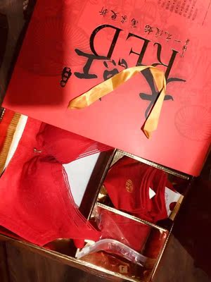 真是一元复始万象更新呢，新年新气象！哈哈很开心，本命年给自己送的第一件礼物就那么满意，今年肯定会顺顺利利的呢，卖家包装很高端的哦，送的袜子我也很喜欢，很可爱，有几个踩小人的图案在上面，踩踩踩，内衣是蕾丝网纱面的很轻柔，价格很实惠呢，物超所值  值得购买，闺蜜看了也买了一套！下次一定要给我优惠点呢。