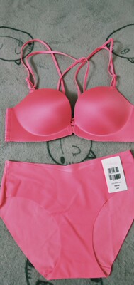 漂亮，胸型好，小裤裤也好可爱，听说好评必须85字？不然没有积分？那么问题来了，怎么样才可以达到85字呢？这个问题在我的脑海里久久不去。马云爸爸怎么可以这样欺负我？不给我买冰阔洛也就算了，还让我一个二年级的小学生评论一定要写85字，哼！好过分啊，一定要记在小本本上！￣へ￣