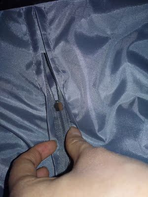 还行，就是杆有点细，里面的拉链也上反了中间的也不好拉开 样子还是很好看的