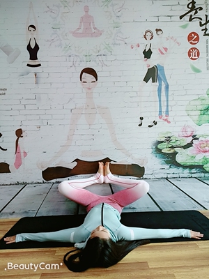 这个颜色真是太漂亮了，虽然颜色发错了，不过非常喜欢，特错特错正和我意！哈哈😄腿更长了，以前都是深色的衣服，现在买个颜色艳点的感觉还挺不错，喜欢就买艳的了！