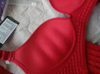 收到宝贝试穿了，聚拢效果不错很好。杯罩内边上有皱褶，压不平整。内裤一般，会下滑。总体来说也不错，好评吧。以后再追评。