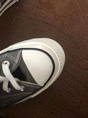 等了一个星期！终于回来了！鞋子很好，很好看，拍小半码是对的。店里应该挺忙的，发货比较慢，物流两天就到了！我每天都要去找客服小姐姐催一催，小姐姐也很耐心！所有等待都是值得的，包装也很好！好评！满意的小姐姐果断下单吧！