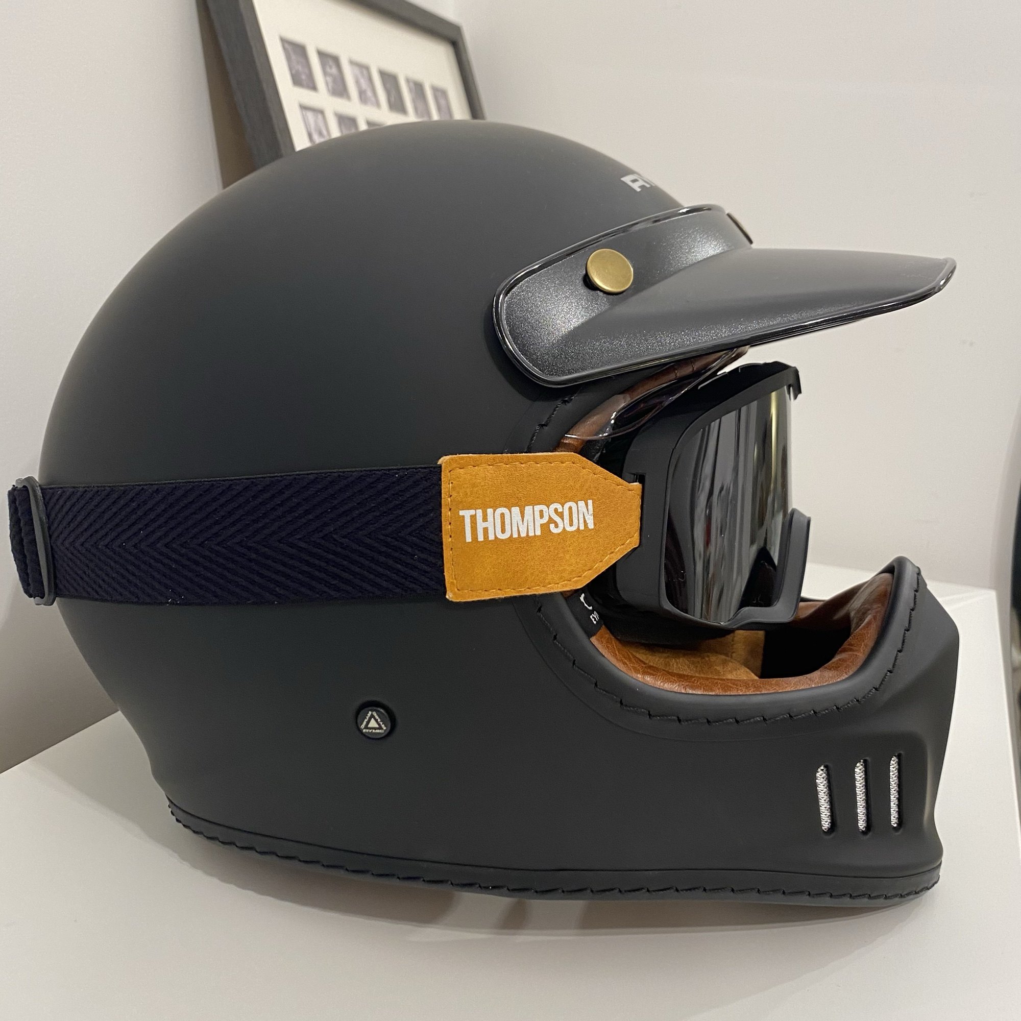 汤普森 风镜头盔真的很骚,帅的一批,推荐购买,包裹感很好,赞很拽 我