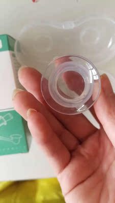 2套的很划算,之买别家的便宜一些的质量不行,从新买了这个矫正器很好,包装什么的都挺好的,物流也蛮快,买之前也做了不少功课,并不是只有当了妈妈才需要用,我的情况属于比较轻的,但是为了追求完美体型还是希望乳头能够更好看一些~多家对比下来,还是选中了这家,使用感各方面都挺满意的。连续用了一周多吧,一开始吸会疼,现在已经没什么感觉了。 躺下乳头就会凸出来了,不过白天在衣服里还是缩进去的,已经可以很容易就弄出来了 2套的很划算,之买别家的便宜一些的质量不行,从新买了这个矫正器很好,包装什么的都挺好的,物流也蛮快,买之前也做了不少功课,并不是只有当了妈妈才需要用,我的情况属于比较轻的,但是为了追求完美体型还是希望乳头能够更好看一些~多家对比下来,还是选中了这家,使用感各方面都挺满意的。连续用了一周多吧,一开始吸会疼,现在已经没什么感觉了。 躺下乳头就会凸出来了,不过白天在衣服里还是缩进去的,已经可以很容易就弄出来了